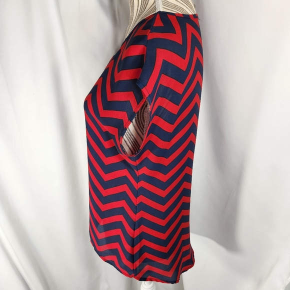 HeartSoul Navy & Red Zig Zag Striped Hi-Low Hem Short Sleeve Top Size Small - Picture 3 of 8